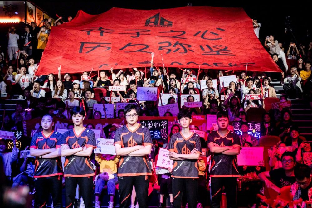 明天B组的首发阵容已公布：元神会带领 Royal Never Give Up 证明自己，还是 Shanks 会带领 Anyone's Legend B组去欺负弱队？
