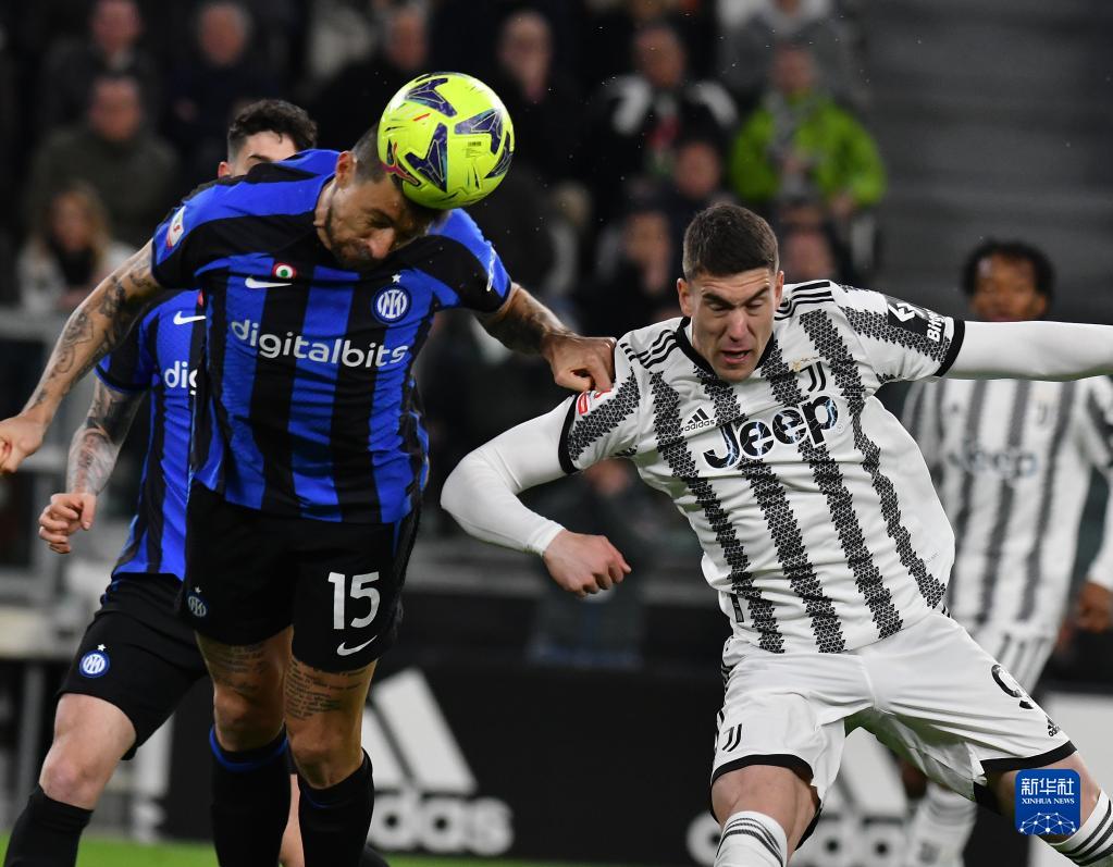 KaKAO 赵信的枪如龙，捡起蓝色 Wolf ，而 Gwen 唱着向前冲。 Puff 队伍赢回一城