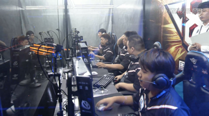 Invictus Gaming 以一场胜利晋级！ Invictus Gaming vs FunPlus Phoenix 首发阵容： TheShy vs sheer