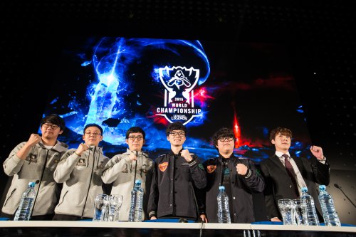 Zeka 真的是个聪明的家伙！在莎士比亚比赛中， Hanwha Life Esports 做出了决定性的决策，赢得了比赛，并在混乱中击败了 Nongshim RedForce 。